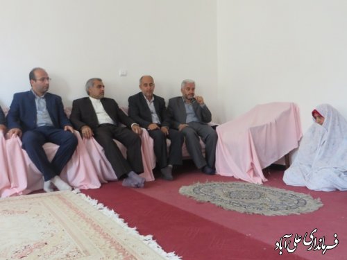 دیدار فرماندار ومدیرکل کمیته امداد امام خمینی(ره)گلستان باخانواده های تحت       پوشش