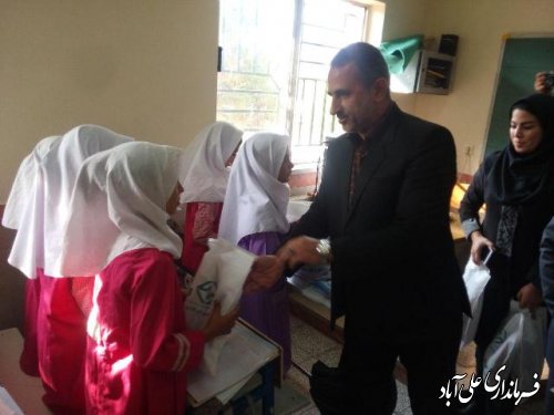 توزیع 850 بسته لوازم التحریر حمایتی به دانش آموزان واجد شرایط در شهرستان علی آبادکتول