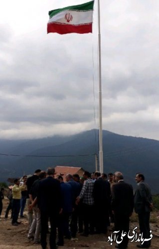 اهتزاز پرچم جمهوری اسلامی ایران بر فراز روستای کوهستانی نرسو
