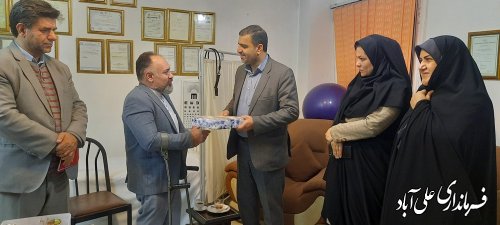 به مناسبت روز جهانی معلولان، فرماندار علی آبادکتول با معلول موفق دیدار کرد