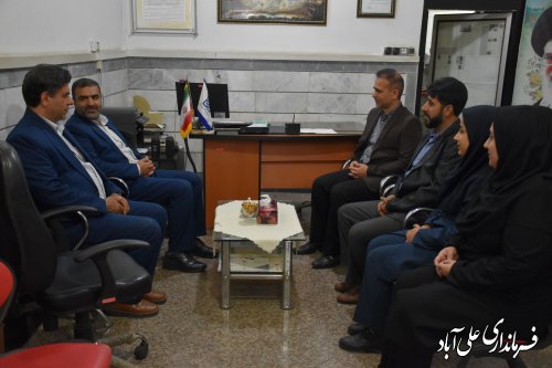ابراهیم احمدی فرماندار با رئیس و کارکنان اداره بیمه سلامت علی آبادکتول دیدار و گفتگو کرد
