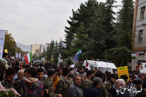 مردم علی آبادکتول با حضور گسترده در راهپیمایی ۱۳ آبان انزجار خود علیه استکبار جهانی را نشان دادند