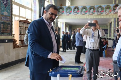رئیس ستاد انتخابات شهرستان علی آبادکتول با همراهی اعضای شورای تامین شهرستان از شعب اخذ رأی بازدید کردند.